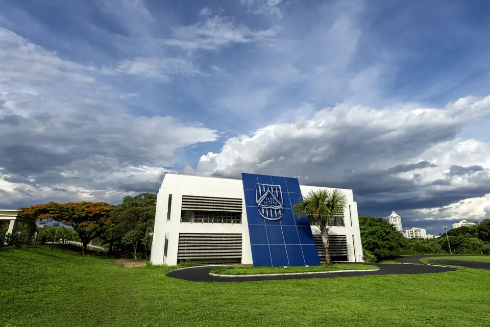 Edifício com o brasão da Uniube no Campus Aeroporto em Uberaba