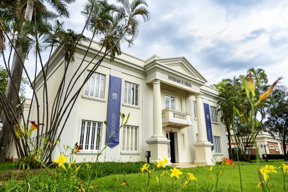 Vista lateral do Centro Cultural Cecília Palmério em Uberaba