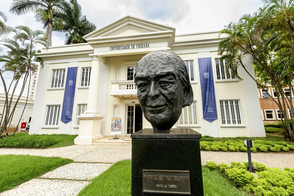 Busto de Mário Palmério no Campus Centro em Uberaba
