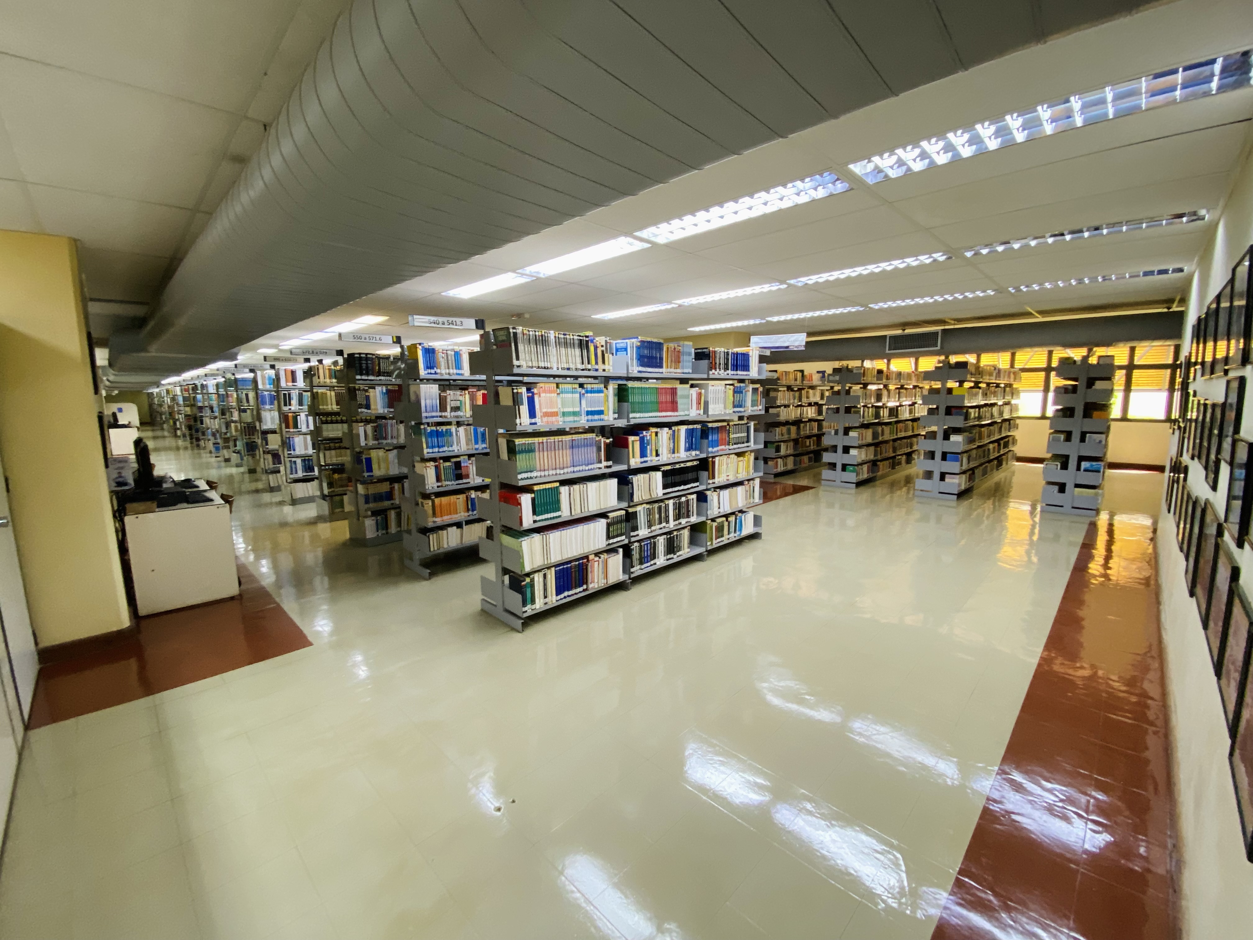 Estantes e acervo da Biblioteca Central da Uniube